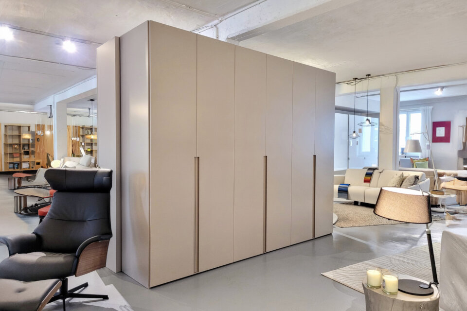 outlet-drehtuerenschrank-amadi-1